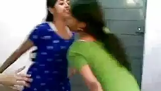 شقية ساخنة تدك كسي في فندق رخيص