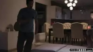 كاميرا خفية: أنجيلا وايت تستمني لمشاهدة زوجين يمارسان الجنس قبل الانضمام إلى فيلمهم الإباحي