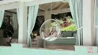 مشهد إباحي: العاهرة الشقراء ساندرا وقضيبها الاصطناعي العملاق