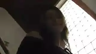 فتاة جاهزة للأفلام الإباحية تضع بوز في سروال داخلي من الدانتيل وجوارب ضيقة، وتثار