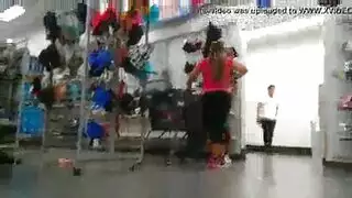 ظهور إلسا جان الإباحي الأول: جلسة جنس ثلاثي مع زوجها وصديق