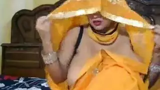 مفلسة في ملابس داخلية مثيرة: عملية حلق عميق مع قضيب أسود كبير