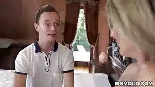 كوجر مفلسة تخدم عملاء في جنس خشن