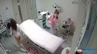 يساعد امه في تبديل ملابسها