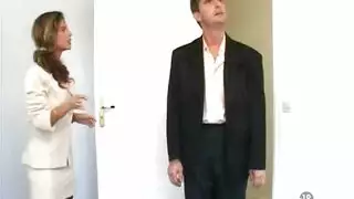 أخذ قضيبين: فرنسي ينيكها بقوة في مرحاض