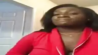 استمناء إباحي أمام المرآة: فرك في ملابس داخلية وردية حتى الذروة