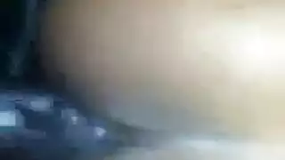 جميلة سمراء ذات شعر مجعد تمص بقوة بينما تُضاجع بقضيب سمين