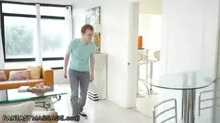 يعمل مساج الي زبونه وي يهيج من كتر اتعب