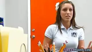 شب يدخل يده في كس البنت