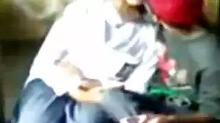 متعلمة قرآن بريئة تستمتع بهدايا جنس جماعي في المنزل