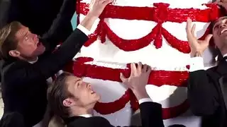 مشاهد خلف الكواليس الساخنة: إميلي راتاجكوفسكي تأخذ عدة أعضاء ذكرية