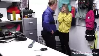 ‫فتاة صيفية بمؤخرة مثالية تتعرض لضرب قاسٍ‬