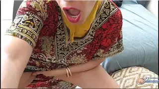 سكس من المغرب: نيك جماعي وينزل داخل كسها