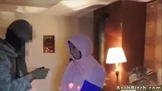 عربي وصيني يهاجمان فرج محلية في فيلم إباحي