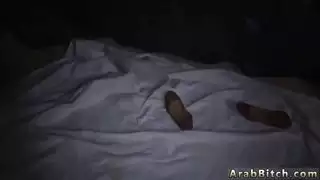 فرسان عرب ينكحون الزوجة الشقراء ممتلئة الجسم في جماع عنيف جماعي