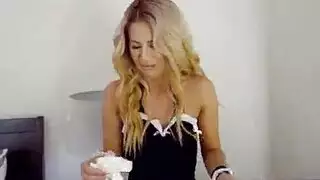 نيك الأخت الشرموطه الممحونه في كسها