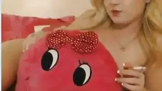 فانتازيا المص: شقراء حارة تقدم جنسًا فمويًا لا يُنسى