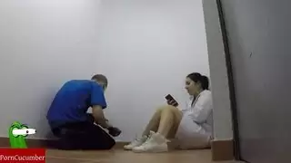 ممرضة متلهفة تفتح نفسها للعق كس ونيك عنيف