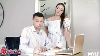يستغل الموقف مع امه في المطبخ