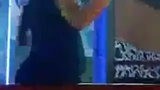 بيك حبيبتي في الحمام ودخول امها