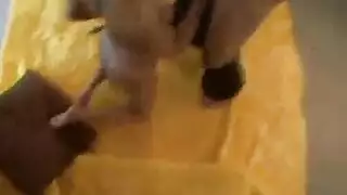 فعل بين الفتيات: لعق وتدليك كس مشبع حتى الذروة