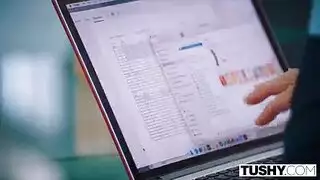 مدير ينيك موظّفا
