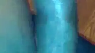 فتاة سمراء مليئة الجسم تأخذ قذفًا إباحيًا ساخنًا على وجهها