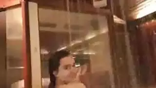 علاقة سريعة نهاراً: زوجة مثيرة تأخذ قضيباً قاسياً في المنزل