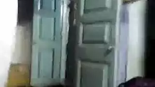 مهبل الفتاة الداكنة الرطب يمسك بالقضيب السميك لرجل التحمل