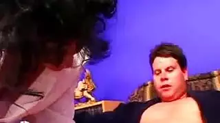 كاميرونية ذات مؤخرة كبيرة في فيلم إباحي عنيف مع مجموعة رجال