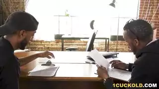 تقوم بفرك قضيب المستأجر أمام أختها، وبعد ذلك يذهبون إلى غرفة النوم لممارسة الجنس