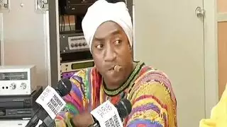 أربع جميلات سويديات يقدمن جلسة عبادة حساسة للثدي وجنس فموي عميق