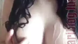 إباحي صريح: فتاة المدرسة الثانوية التركية تمارس الجنس مع نفسها في الحمام