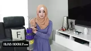 مراهقة عربية تمص وتركب بعنف بعد نزع حجابها