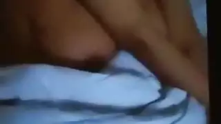 ربة منزل دبي المثارة تمنح مراهقًا نظرة خاطفة على ثدييها الكبيرين