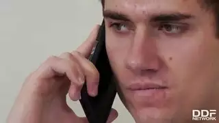 أثداء زوجة الأب تثير الابن الشاب يمارس الجنس معها بعمق