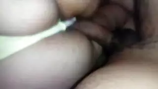 امرأة خبيرة تسيطر على رجل أصغر في مشهد حميم