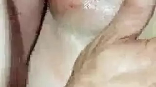 الرجل عندما يفتح البنت في اول مرة نيك وينزل الدم من كسها
