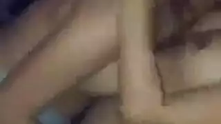 الفتيات كلية في حالة سكر في عمل المرحاض