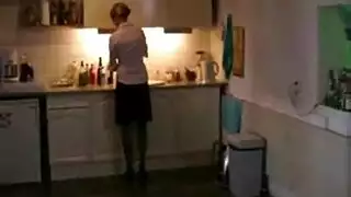 شقراء صغيرة الحجم تبلع السائل المنوي بعد جنس فموي عنيف