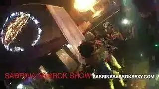 شخص يختصب امه مع اصدقائه