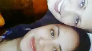 صوفيا رينا وساندرا تصبحان مقززتين في علاقة ثلاثية مثيرة