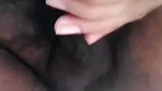 الشاب المثير وقضيبه العملاق استمناء يدوي حتى انفجار المني