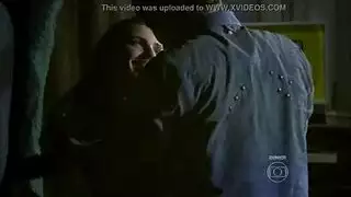 امرأة صغيرة تمص قضيب أسود ضخم بعد أن يحضر شريكها مؤخرتها