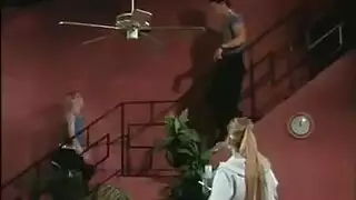 نحيل امرأة سمراء حيوان يضع على الأصابع وجهة نظر