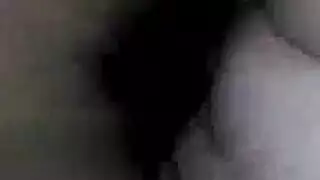 شهوة الفتاة الحلوة الجامحة تؤدي إلى فعل إباحي عنيف