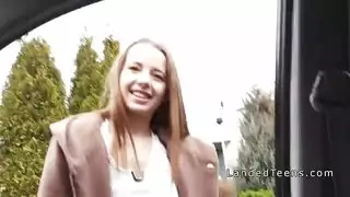 مراهقة مثيرة تدلك بظرها بهيتاشي حتى تصرخ