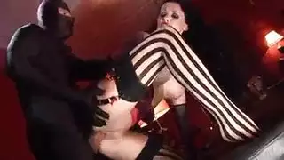 سيدة ناضجة مشاغبة تمارس الجنس مع شاب بعمق