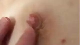 مشهد صريح: شاب يضرب فرج أمه الشقراء وثدييها