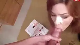 ابتلاع قضيب ضخم في فعل جنسي فموي عميق